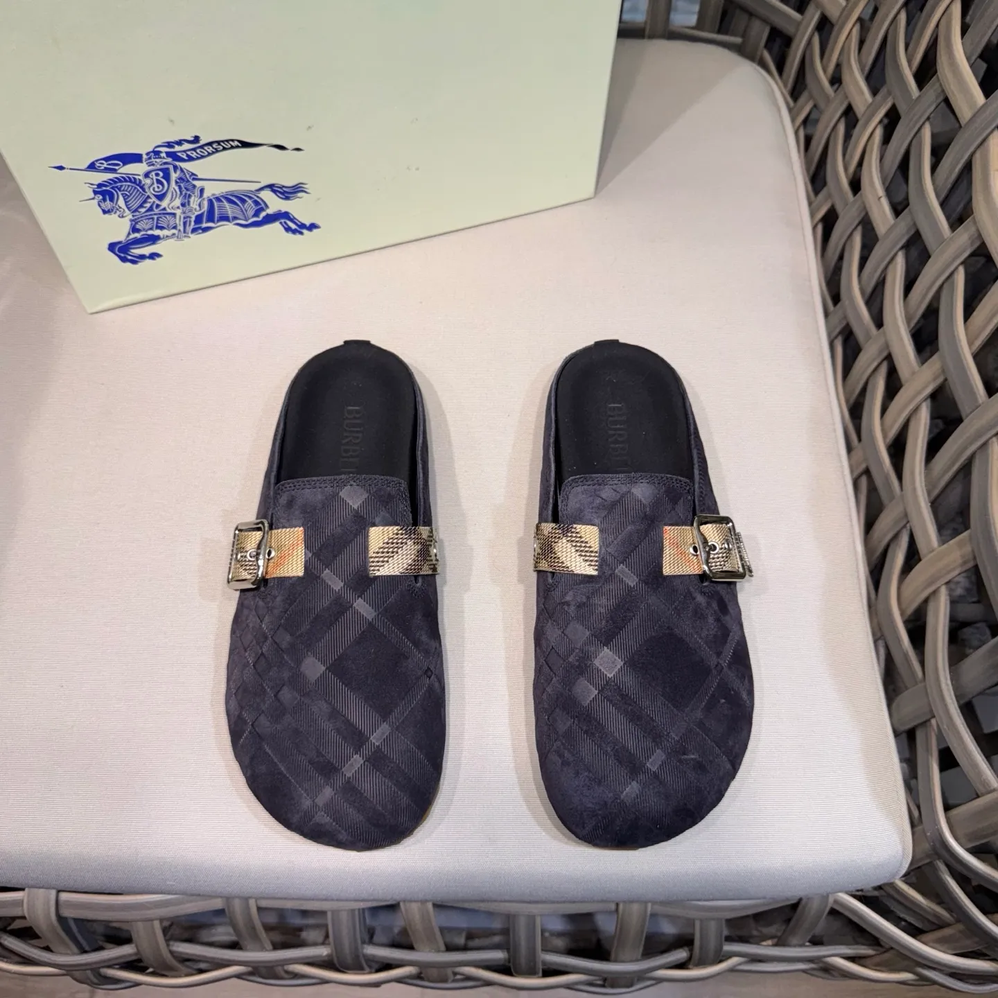 Men's Men's Shoes 💰360 [New Style] 🐝🐝Burberry New Burberry - Men's Checked Leather Urchin Half-Flop Sandal Made of soft suede cowhide and calfskin, these half-flop sandals feature an adjustable B-shaped buckle strap and are decorated with the signature sand-colored Burberry check in jacquard worsted. The upper wraps around the midsole and is paired with a sole made of the same upper material with an embossed logo on the heel and a wavy rubber outsole embellished with the Burberry lettering. Fashionable and casual! Comes with full set of original packaging dust bag! Code number: 39-40-41-42-43-44 standard code (38/45 can be customized and returns and exchanges are not supported)